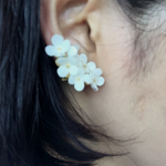 白いお花の片耳イヤークリップ