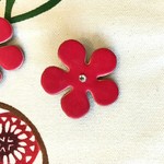 革のお花ブローチ(赤・透明ｸﾘｽﾀﾙ)