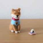 おにぎりを見つめるお座り柴犬くん＊羊毛フェルト