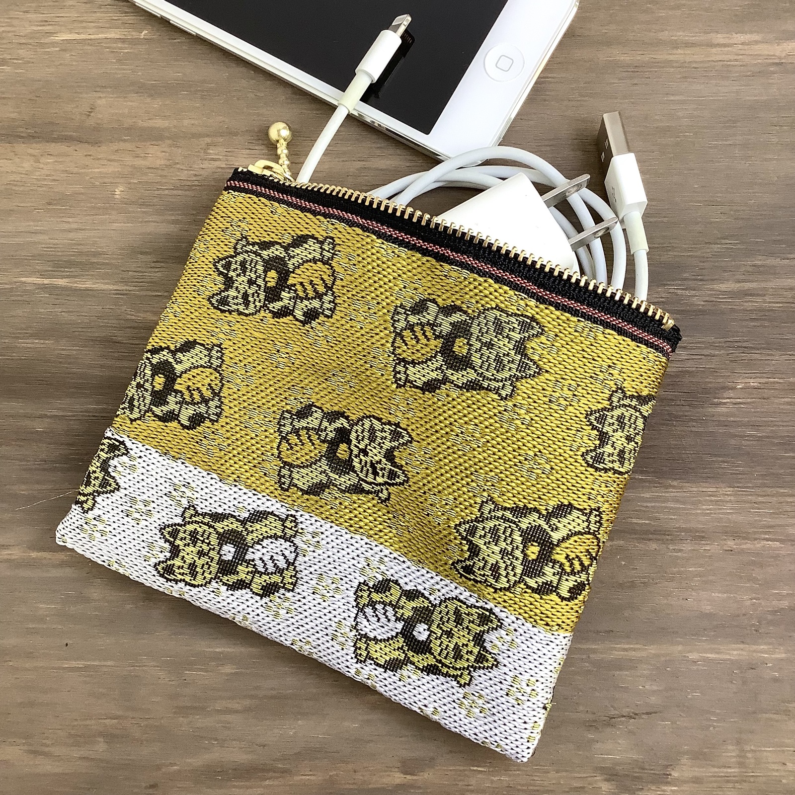 ほぼ未使用級❣️極美品✨沖縄三線 人工皮 唐草ティーガ ケース付き 金箔装飾 駒付 招き猫】畳縁 ポーチ サニタリーケース 数珠入れ 金×銀 ナプキン入れ