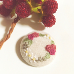 野苺とマーガレット  刺繍ブローチ