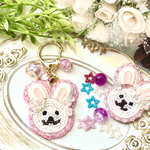 うさぎビーズ刺繍キーホルダー チャーム  両耳お花うさぎちゃん