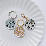 【送料無料】レオパード柄　ヒョウ柄　レジン　キーホルダー　アニマル柄　チャーム　結婚式　プチギフト　秋　ペア　プレゼント【名入れ/名前入れ/イニシャル】