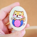 手刺繍のブローチ　〜ボール大好き柴犬さん刺繍〜　※受注生産