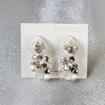 2way ビジュー輝く四角のビーズ刺繍ピアス・イヤリング （ホワイト・白）フォーマル/クリスマス