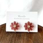 小さなコスモスの花のひとつぶイヤリング／ピアス　チョコレート