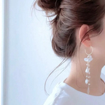 小花×パール×クリアビーズの揺れるロングピアス　ゴールド
