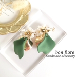 グリーン×ゴールドお花のピアス/イヤリング/金属アレルギー対応／ハンドメイドピアス  (揺れる 花 大ぶり)