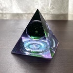 文鎮(113)【スパークリング・グリーン】ピラミッド形 ペーパーウェイト  ペーパーウエイト アート オブジェ 立体 ファンタジー 置物 
