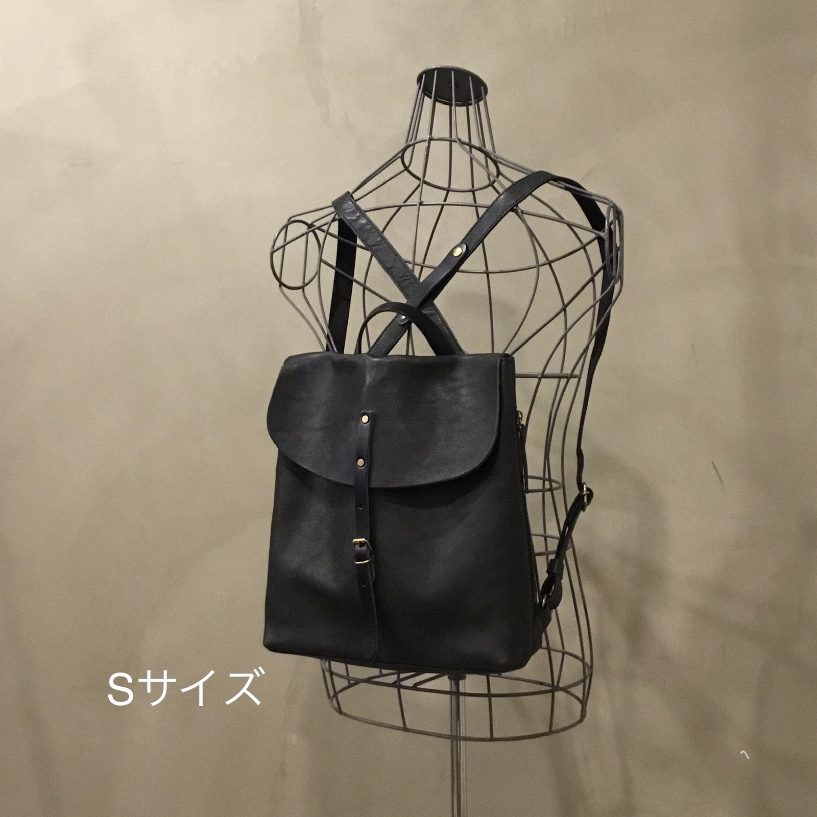 ブラック」牛革フラップリュック S - 【-LESS】 (レス) 神戸元町