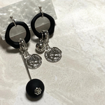 コインチャーム　マットブラック　アシンメトリー　大ぶり　個性的　ピアス　イヤリング