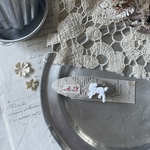 アンティークレースと子羊のぱっちんピン . a