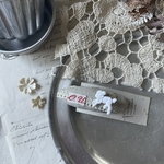 アンティークレースと子羊のぱっちんピン . b