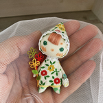 タティングレースのお花を持ったぱっつんちゃん
