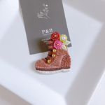 【新作】花とブーツ お散歩 ビーズ刺繍ブローチ