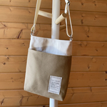 ベージュのポケットがかわいい！お散歩ショルダーバッグ！コンパクト　アースカラー