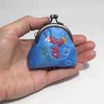 金魚の手刺繍の豆がま口ポーチ