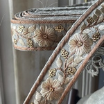 [不思議な色] 実物のお色味と違う場合があります] インド刺繍リボン　花　インド刺繍　スパンコール　刺繍リボン　リボン　りぼん　※10月8日よりゆうパケットにて発送