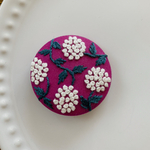 刺繍くるみボタン（ヘアゴム/ブローチ）