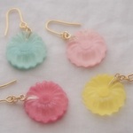 耳に水菓子ピアス（ひな菊：黄）