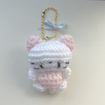 ねこ[ピンク×ホワイト]　あみぐるみキーホルダー　かぎ針編み