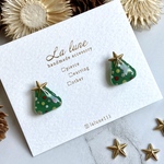 揺れない小さなクリスマスツリーのカラフルピアス（イヤリング 樹脂ピアス 樹脂イヤリング ）