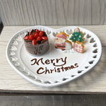 ミニチュアクリスマス プレゼントを落として走るサンタ