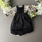 リバティワンピースと黒いエプロンドレス