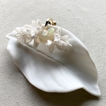 白いお花とオパールのイヤーカフ（クリップタイプ）