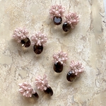 B.ピンクのお花とスモーキークォーツのイヤーアクセサリー