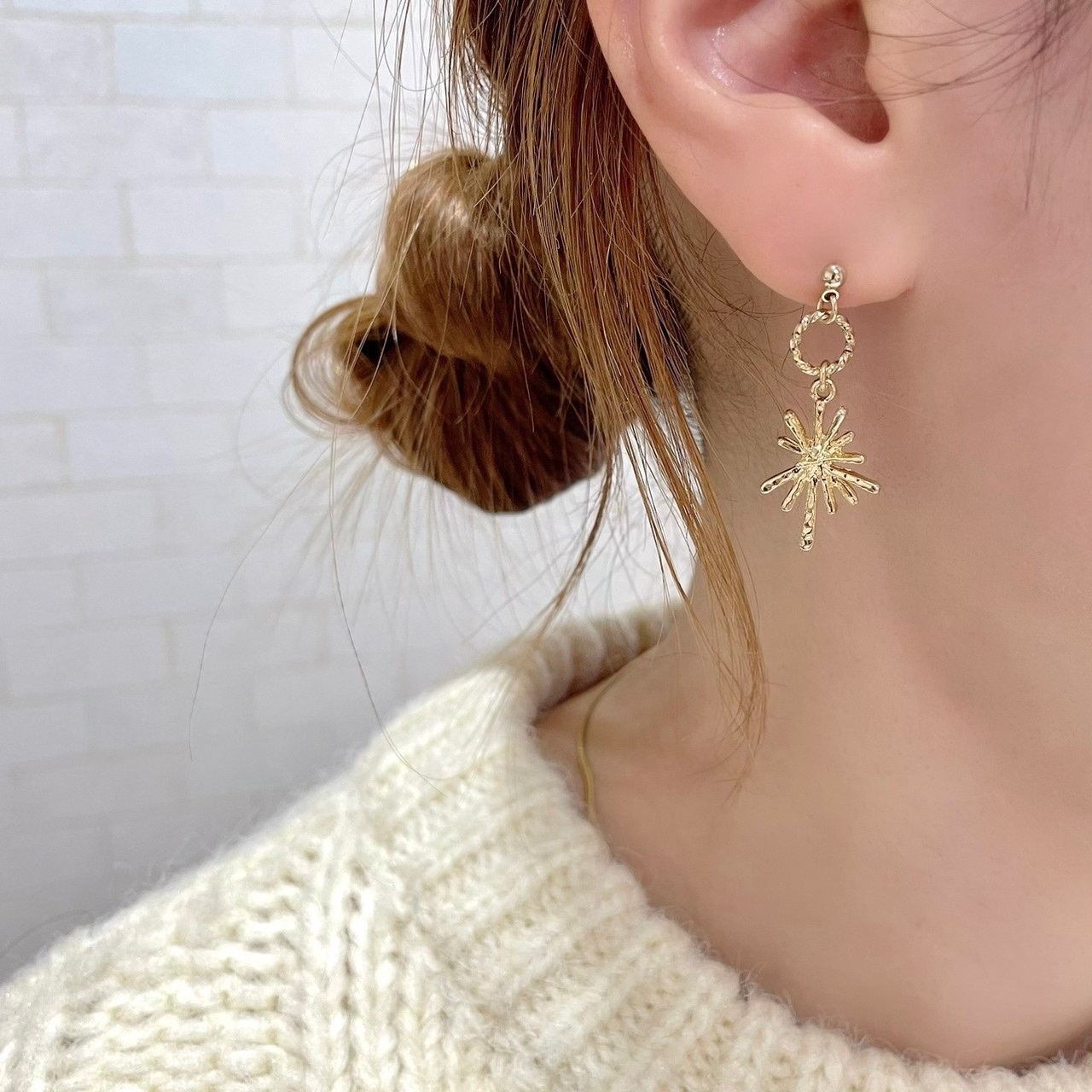 大人の雪の結晶揺めきゴールド ピアス / イヤリング / チタンピアス