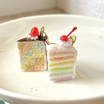 ミニチュアフード レインボーケーキとセバスチャンケーキのピアス