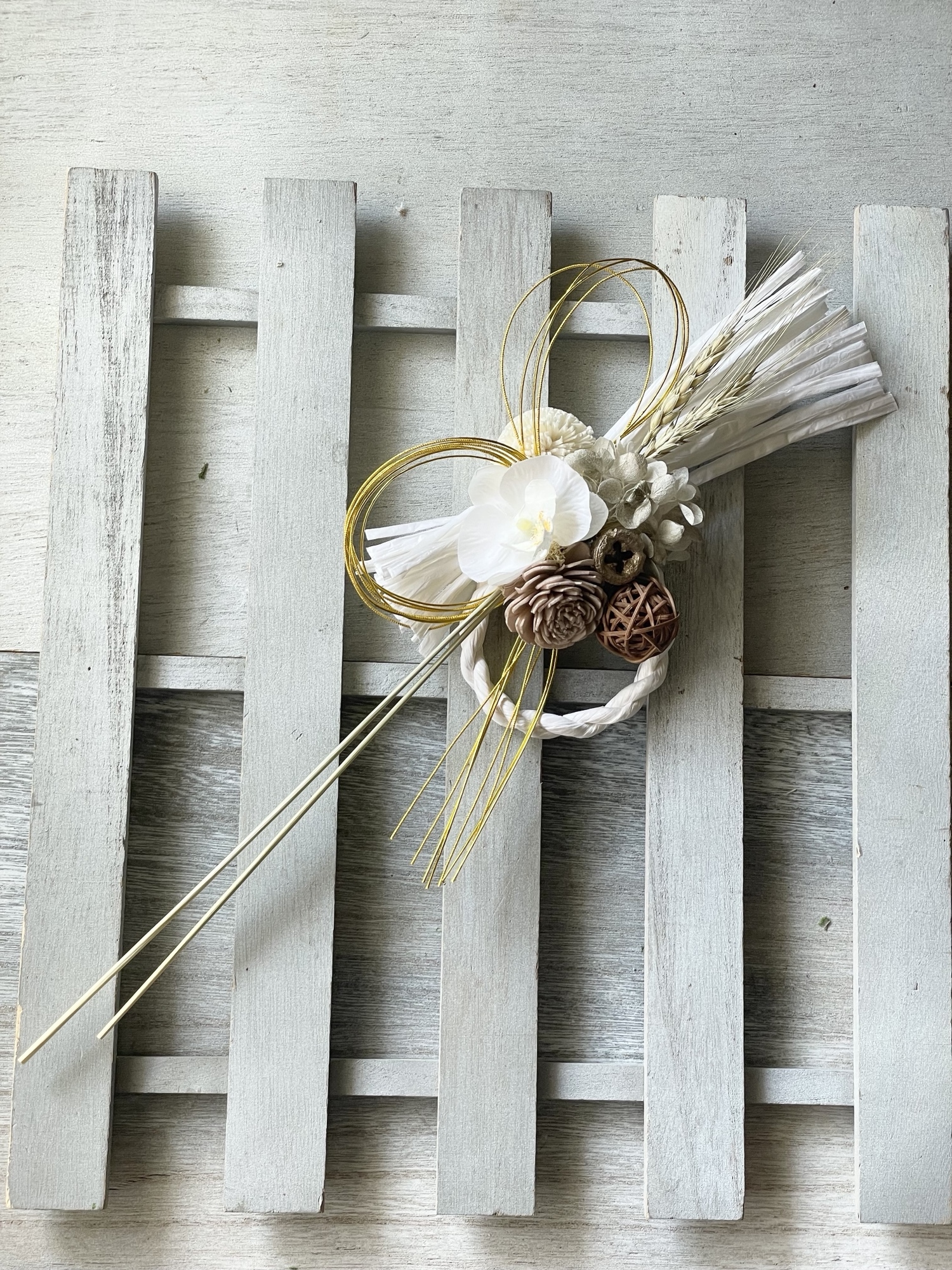 毎年飾れる 2025年超早期予約 シンプルな胡蝶蘭とローズのしめ縄