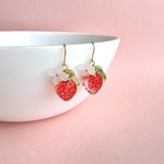 完熟いちごの白い花🍓ピアス♡イヤリング