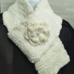 《再販》手編み・白いお花のブローチ付きスヌード(白色)