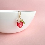 完熟いちごの白い花🍓ネックレス 