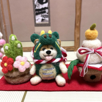 辰の着ぐるみ姿の🐲ちっちゃな柴犬ちゃんとお正月飾りセット(羊毛フェルト)濃い緑