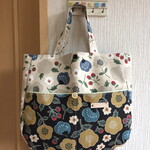 大人可愛い花柄トートバッグ☆綿麻ナチュラル×ブルー花柄（ポケットは黒地）0201③　サブバッグ・エコバッグ