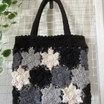 119-5.モノトーンの花モチーフニットバッグ
