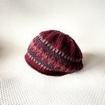 レトロ編み込みニット帽　赤系／多色編み込み／ナチュラル／エスニック／ミックスカラー／レトロ／秋冬物／コンパクトベレー帽／ショートカット
