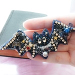 働きもののコウモリちゃん🦇(クマちゃんと飴ちゃん好きver.)バッグチャームチェーンと、ボンボムチャーム付き。