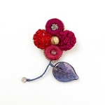 プックリ刺繍の一輪花ブローチ（ピンクレッド&パープル）