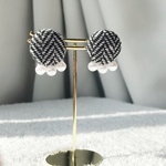 <送料無料>ツィードくるみボタンピアス・イヤリング パールビーズ刺繍