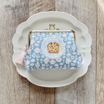 パウンドケーキ刺繍をアップリケしたがま口ポーチ（角型・ブルー）