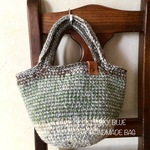 優しいお色の毛糸で編んだバッグ