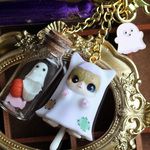 ハチワレオバケ猫ちゃんキーホルダー(ﾊﾁﾜﾚｵﾊﾞｹ)