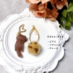 モコモコ猫ちゃん🐱アシンメトリーピアス(イヤリング・ノンホール樹脂ピアス・チャームへの変更可能)金属アレルギー対応有  飛びつき猫 レジン フロッキー
