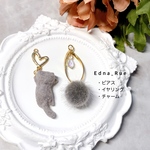 モコモコ猫ちゃん🐱アシンメトリーピアス(イヤリング・ノンホール樹脂ピアス・チャームへの変更可能)金属アレルギー対応有 送料無料 パーツ変更無料 飛びつき猫 レジン フロッキー