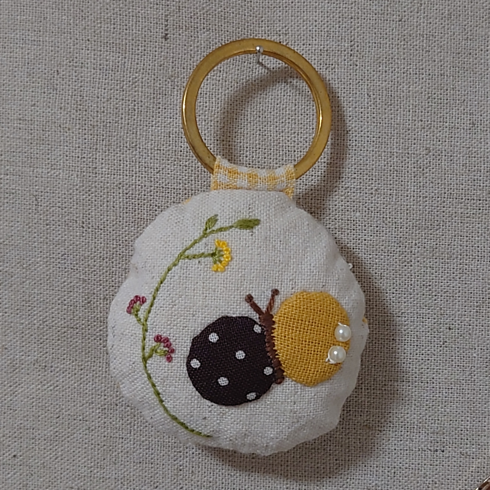 〚のん様オーダー〛刺繍ブローチ３点 刺繍ブローチ No.3 白バラ(紺) - mofu*mofu*cafe | minne 国内