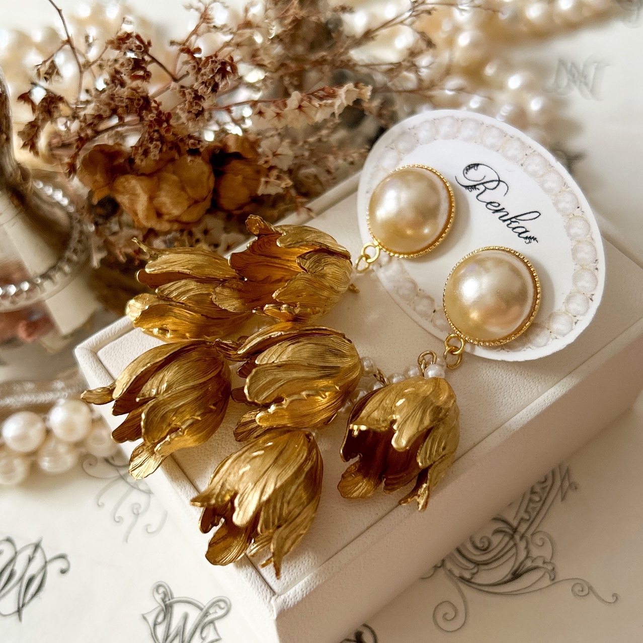 大きなお花のピアス　結婚式　ゴールド　真鍮　フラワーピアス　ゴールドピアス ブライダルピアス 結婚式 花嫁 ブライダルイヤリング 真鍮ピアス